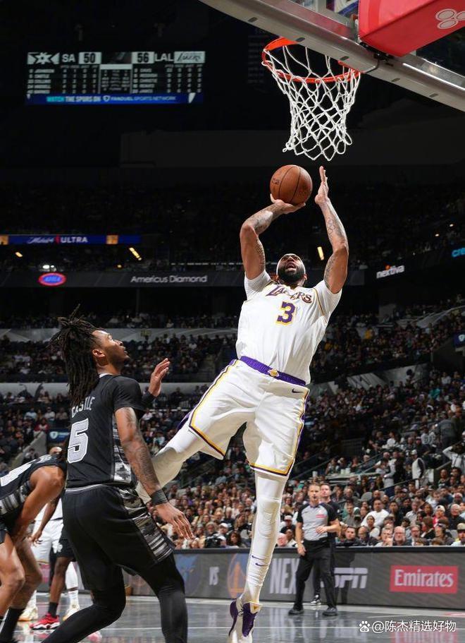 詹姆斯在独行侠比赛中爆冷，挺进下一轮引发热议！