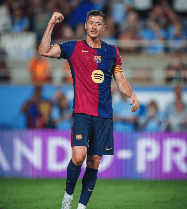 莱万多夫斯基回归赛场，绝杀首场状态亮眼，曼联观众沸腾！